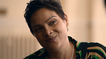 モリー・サルダナ（クレア・インドラニ）