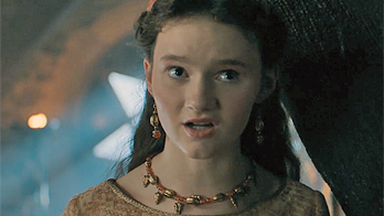 グウィン・アッシュフォード（カーラ・ハリス）